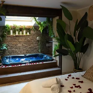 hbergement-insolite-avec-jacuzzi-privatif-millau.midi-pyreneeshotels.com/